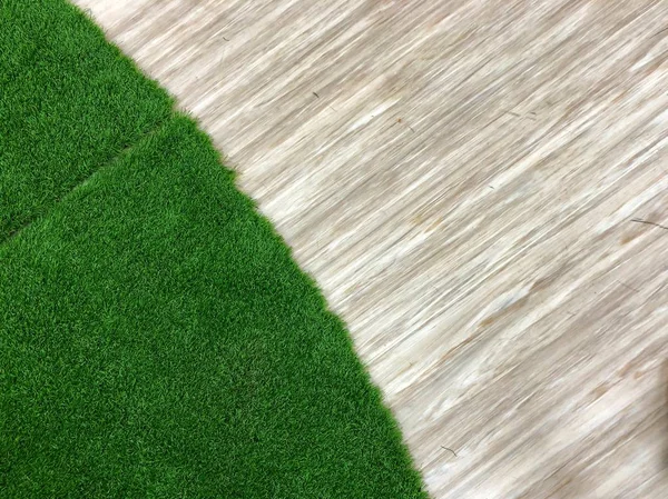 緑の木の床を持つ草 — ストック写真