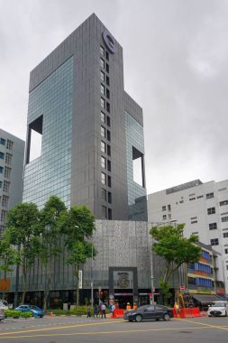 Singapur - 27 Kasım 2017: Singapur City köşedeki bina reklam