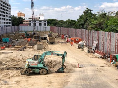 Bangkok Tayland - 17 Aralık 2017: İnşaat kamyonu Phayathai Bts meydanının yakınındaki inşaat projeleri, çalışıyoruz