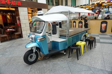 Bugis Singapur - 28 Kasım 2017: Tay çay ve kahve Tuk Tuk Cha Dükkanı Tayland tarzı açık Singapur Bugis alanda