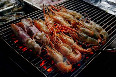 Gece Pazarı'na Hua Hin Tayland, ocakta taze karides ızgara