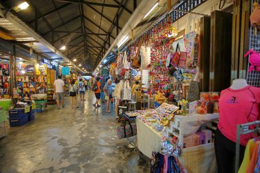 Hua Hin Tayland - 9 Aralık 2017: tanımlanamayan turist Hua Hin gece markette alışveriş. İşte en büyük gece pazarı ve Tay ve yabancı ziyaretçiler için çok ünlü.