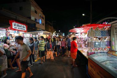 Hua Hin Tayland - 9 Aralık 2017: tanımlanamayan turist Hua Hin gece markette alışveriş. İşte en büyük gece pazarı ve Tay ve yabancı ziyaretçiler için çok ünlü.