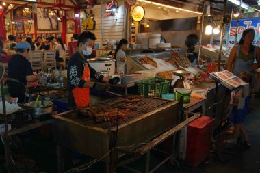 Hua Hin Tayland - 9 Aralık 2017: tanımlanamayan alışveriş ve Hua Hin gece Pazarı'na deniz ürünleri yemek turistler. İşte en büyük gece pazarı ve Tay ve yabancı ziyaretçiler için çok ünlü.
