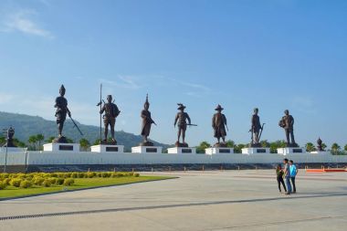 Hua Hin Tayland - 10 Aralık 2017: yedi eski Tay heykelleri kings ben Ratchapak Park, bu yeni işareti ve Hua Hin Tayland en popüler