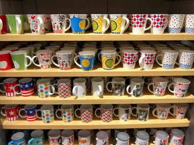 Bangkok Tayland 31 Aralık 2017: renkli kahve kupa Merkezi Rama II, Tayland için 60 baht mağaza rafındaki satan bir sürü