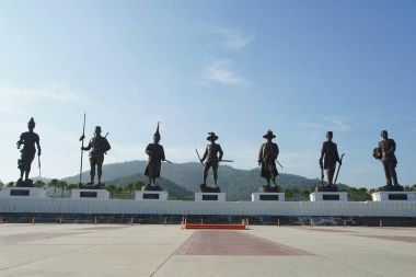 Hua Hin Tayland-10 Aralık 2017: yedi eski Tay heykelleri kings ben Ratchapak Park, bu yeni işareti ve Hua Hin Tayland en popüler