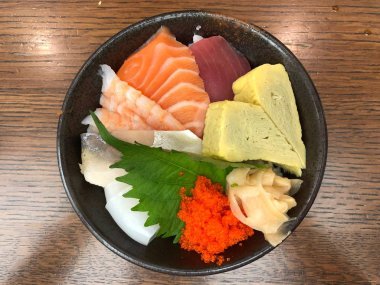 Taze orkinos ve somon kase pilav ile masaya slayt