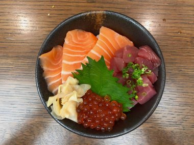 Taze orkinos ve somon kase pilav ile masaya slayt