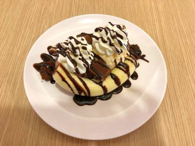 Muz ve masanın üzerine kek vanilyalı dondurma