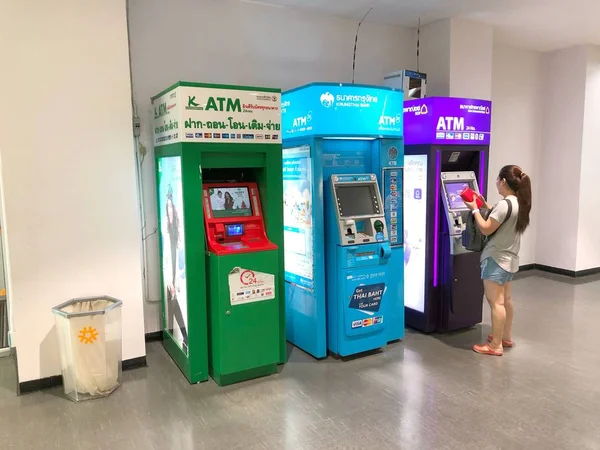 Bangkok Thaïlande Déc 2017 Certaines Personnes Obtiennent Argent Distributeur Automatique — Photo