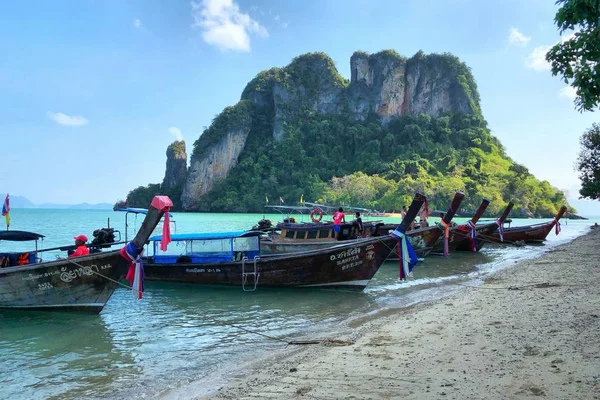 Krabi Tajlandia Lutego 2018 Longtail Łodzi Zakotwiczone Wyspie Prowincji Krabi — Zdjęcie stockowe