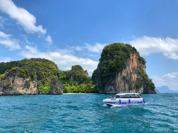 Krabi Thailandia Feb 2018 Barche Coda Lunga Ancorate Sull Isola — Foto Stock