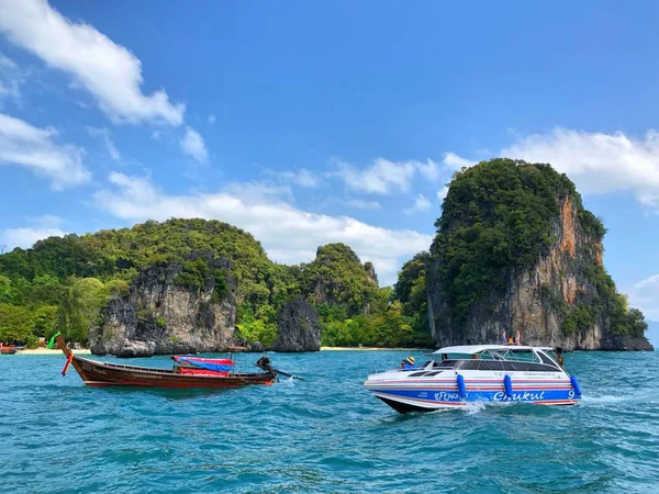 Tailandia Krabi Feb 2018 Barcos Cola Larga Anclados Isla Provincia — Foto de Stock