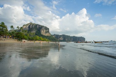 İnsanların rahatlamak ve Ao Nang beach gün batımından önce yürüme, Ao Nang beach Krabi, Tayland için ünlü bir turistik yer