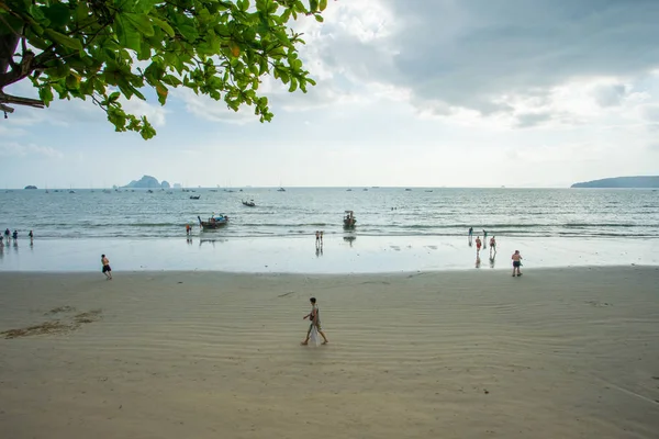 Krabi Thailand Feb 2018 Gente Rilassa Cammina Sulla Spiaggia Nang — Foto Stock