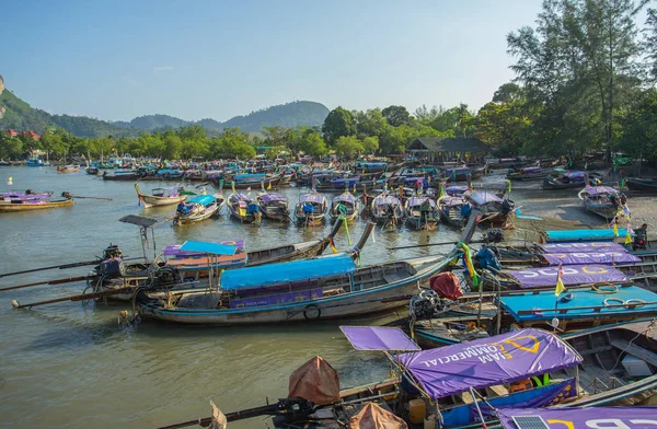Krabi Thailand Feb 2018 Много Длинных Хвостовых Лодок Стоящих Якоре — стоковое фото