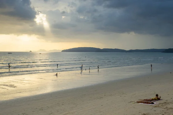 Krabi Thailand Feb 2018 Gente Rilassa Cammina Sulla Spiaggia Nang — Foto Stock