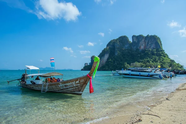 Krabi Thailand Feb 2018 Longtail Båtar Förankrade Krabi Provinsen Thailand — Stockfoto