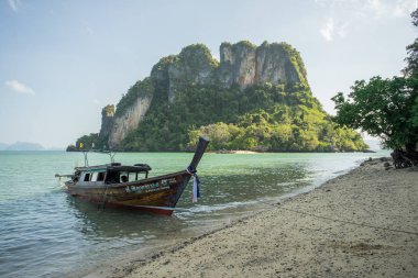 Krabi Thailand 3 Şubat 2018: Longtail tekneler demirli Krabi il Tayland Adası'nda. Phi Phi Mu Ko Phi Phi Milli Parkı parçası olduğunu.