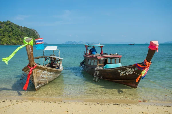 Krabi Thajsko Února 2018 Longtail Lodě Ukotvené Ostrov Provincii Krabi — Stock fotografie