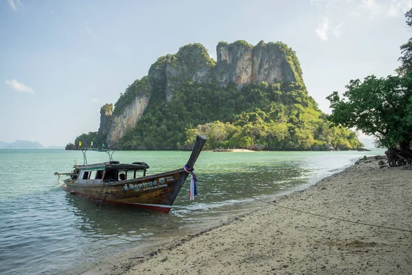 Krabi Thaïlande Fevrier 2018 Bateaux Queue Longue Ancrés Sur Île — Photo