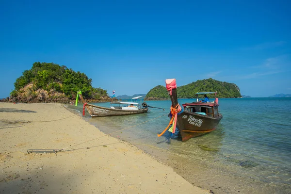 Krabi Tajlandia Lutego 2018 Longtail Łodzi Zakotwiczone Wyspie Prowincji Krabi — Zdjęcie stockowe