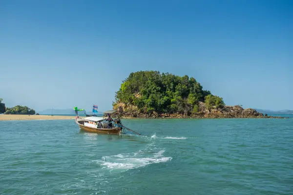 Krabi Thailandia Feb 2018 Barche Coda Lunga Ancorate Sull Isola — Foto Stock