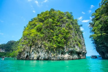 Longtail tekneler ve denizin Krabi il Tayland Hong Island yakınındaki hızlı tekneler