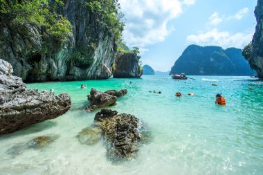 Krabi Thailand 3 Şubat 2018: yüzme ve Hong Island Krabi il Tayland dalış birçok kişi. Phi Phi Mu Ko Phi Phi Milli Parkı parçası olduğunu
