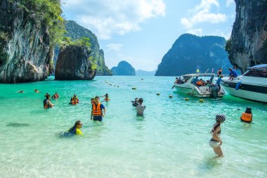 Krabi Thailand 3 Şubat 2018: birçok kişi long tail tekne ve sürat teknesi Krabi il Tayland Hong adaya gelip. Phi Phi Mu Ko Phi Phi Milli Parkı parçası olduğunu