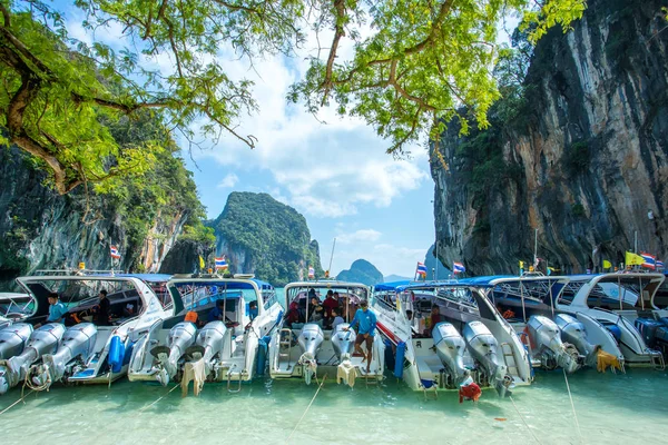 Tailandia Krabi Feb 2018 Barcos Cola Larga Anclados Isla Provincia — Foto de Stock