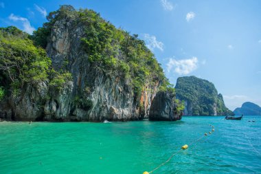 Krabi Thailand 3 Şubat 2018: Longtail tekne Krabi il Tayland Hong Island yakınındaki denizde. Phi Phi Mu Ko Phi Phi Milli Parkı parçası olduğunu.