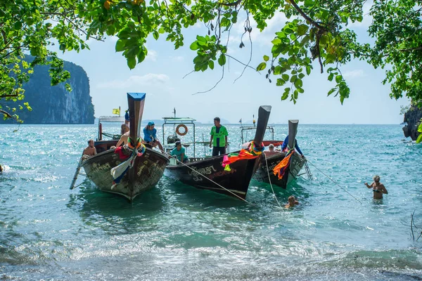 Tailandia Krabi Feb 2018 Barcos Cola Larga Anclados Espera Trourist — Foto de Stock