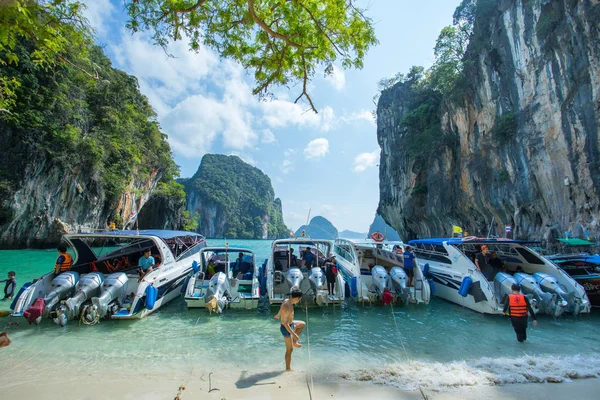 Krabi Thailand Feb 2018 Lotes Lanchas Ancoradas Espera Contratempo Ilha — Fotografia de Stock