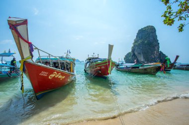 Krabi Thailand 3 Şubat 2018: Longtail tekneler demirli Railay Beach Krabi il Tayland. Phi Phi Mu Ko Phi Phi Milli Parkı parçası olduğunu