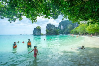 Krabi Thailand 3 Şubat 2018: yüzme ve Krabi il Tayland Railay Adası'nda rahatlatıcı birçok kişi. Phi Phi Mu Ko Phi Phi Milli Parkı parçası olduğunu