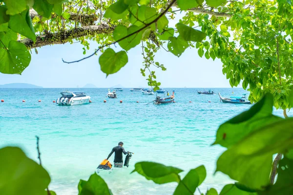 Krabi Thajsko Února 2018 Mnoho Lidí Koupání Relaxace Ostrově Railay — Stock fotografie