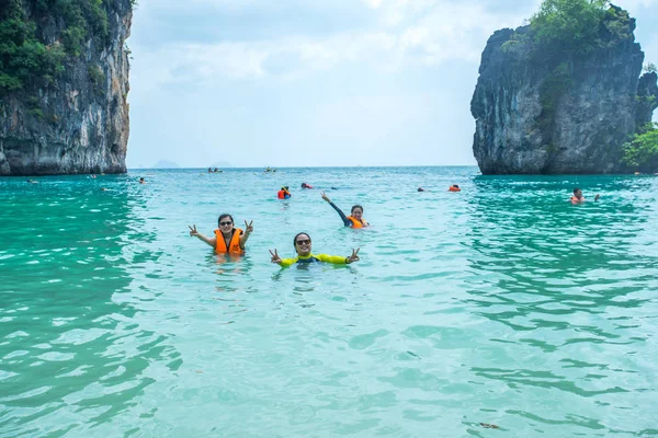 Krabi Thaïlande Fevrier 2018 Beaucoup Gens Nagent Détendent Railay Island — Photo