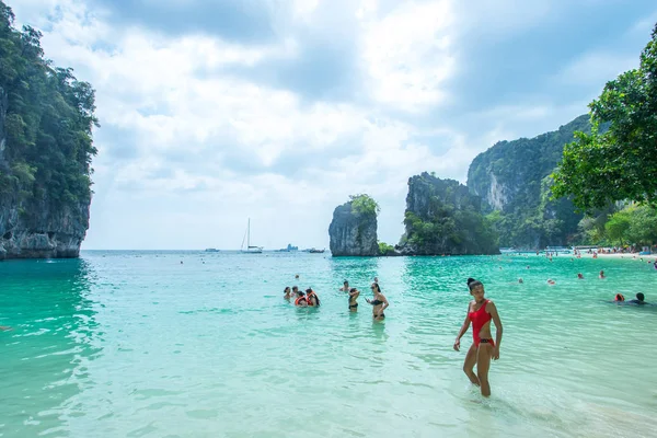 Krabi Tajlandia Lutego 2018 Wiele Osób Kąpiel Relaks Wyspie Railay — Zdjęcie stockowe