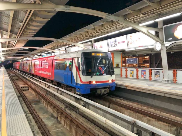 Bangkok Thajsko Května 2018 Bts Skytrain Zastavil Stanici Ratchathewi Skládá — Stock fotografie