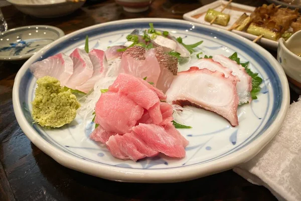 Rauwe Vis Snijd Japans Eten Serveren Met Wasabi Tafel — Stockfoto