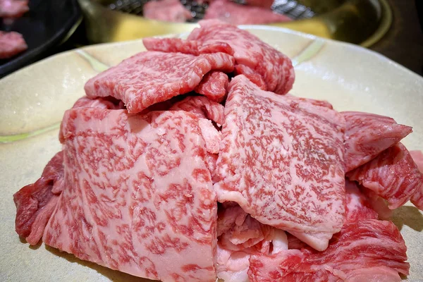 プレミアム和牛和牛を焼肉用プレートにスライス — ストック写真