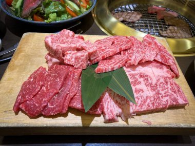 Japon wagyu bifteği Yakiniku için dilimlenmiş.