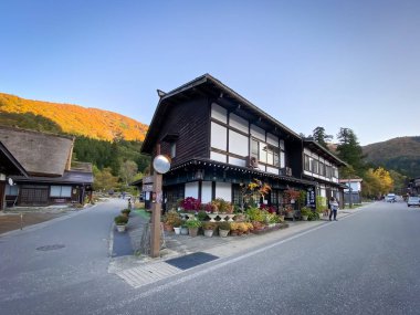 Shirakawa Japonya - 12 Kasım 2019: Shirakawa 'daki geleneksel Gusso çiftlik evi Sonbaharda Japonya' ya gider. 