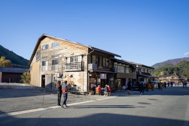 Shirakawa Japonya - 12 Kasım 2019: Birçok insan Shirakawa 'daki geleneksel Gusso çiftlik evinde sonbaharda Japonya' daki köye gider. 