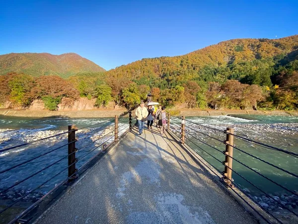 Shirakawa Japão Novembro 2019 Muitas Pessoas Acordando Ponte Sobre Rio — Fotografia de Stock