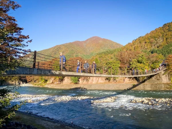 Shirakawa Japan Nov 2019 Πολλοί Άνθρωποι Ξυπνούν Στη Γέφυρα Πάνω — Φωτογραφία Αρχείου