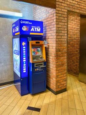 Bangkok Tayland - 17 Aralık 2019: Bangkok Bankası Terminal 21 alışveriş merkezinin tuğla duvarının yanındaki ATM 