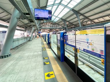 Bangkok Tayland - 8 Aralık 2019: Bay Khlong Bang Phai İstasyonu Platformu, Bu istasyon Khlong Bang Phai ile Khlong Thanon bölgesi arasındaki Kanchanapisek yolunun merkez hattının üzerindedir.